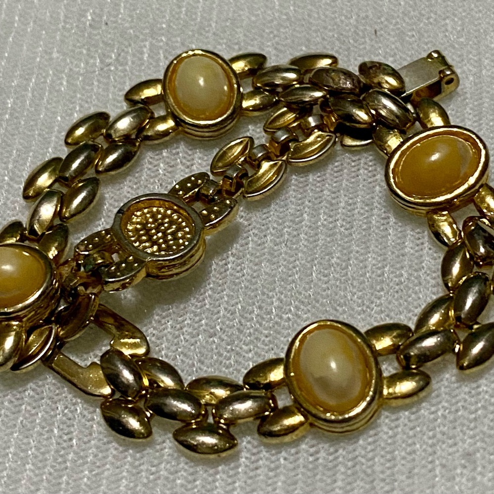 Elegant Gold and Cream Bracelet